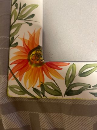 Cornice in ceramica decorata fiori