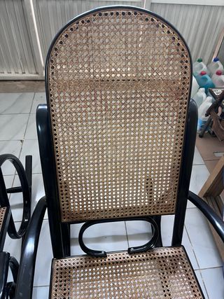 Mecedora antigua de ratán y madera