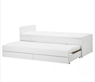 Cama nido blanca con cajones y colchones.