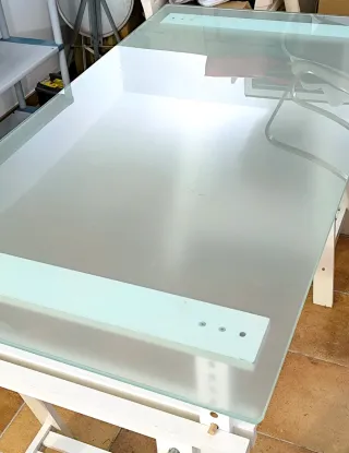 Escritorio cristal regulable en altura 150x80cm