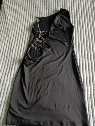 Vestido negro con cadena