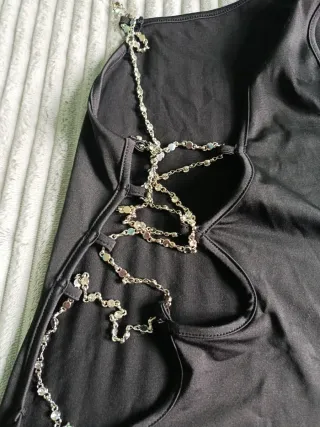 Vestido negro con cadena