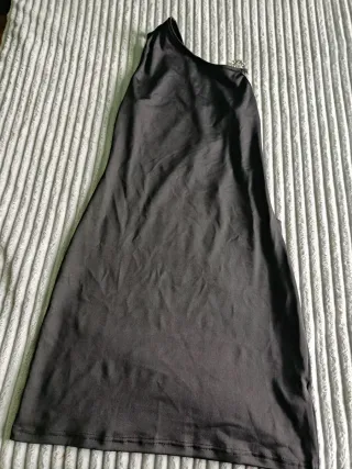 Vestido negro con cadena