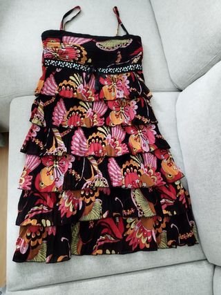 Vestido de fiesta con volantes y estampado