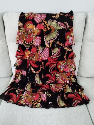Vestido de fiesta con volantes y estampado