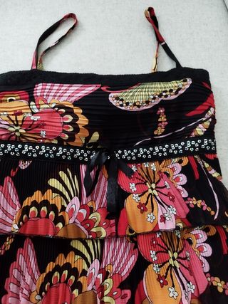 Vestido de fiesta con volantes y estampado