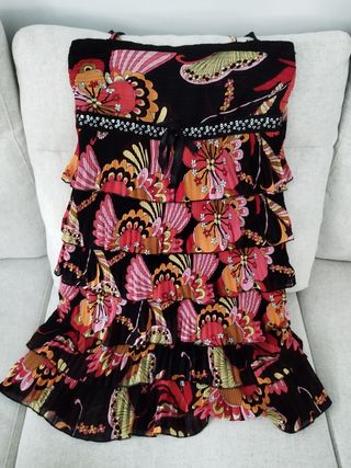 Vestido de fiesta con volantes y estampado
