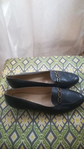 Mocasines azules con detalle metálico