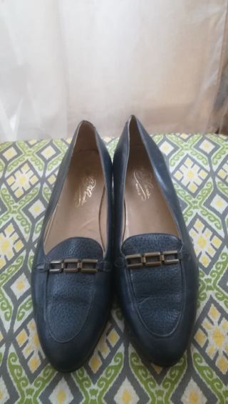Mocasines azules con detalle metálico