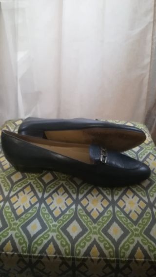 Mocasines azules con detalle metálico