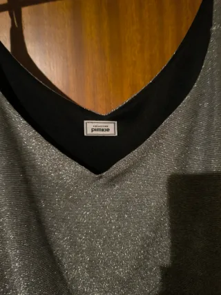 Camiseta plateada de tirantes