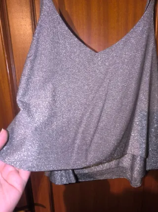 Camiseta plateada de tirantes