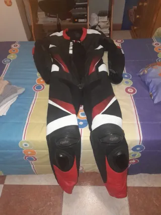 Mono de moto entero negro, rojo y blanco