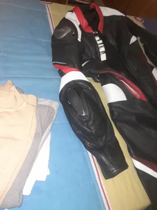 Mono de moto entero negro, rojo y blanco