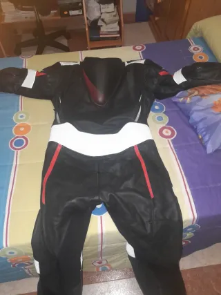 Mono de moto entero negro, rojo y blanco