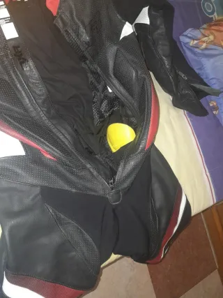 Mono de moto entero negro, rojo y blanco