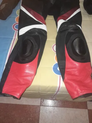 Mono de moto entero negro, rojo y blanco