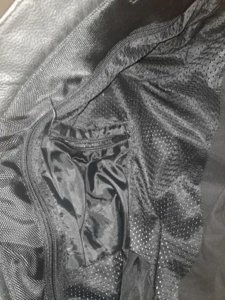 Mono de moto entero negro, rojo y blanco