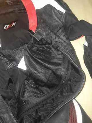 Mono de moto entero negro, rojo y blanco