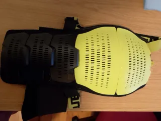 Protección Espalda Tortuga Negra y Amarilla