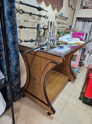 Mesa auxiliar madera y cristal mueble expositor