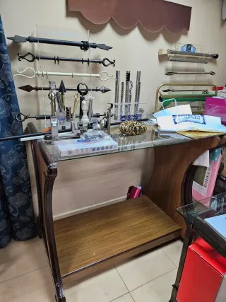 Mesa auxiliar madera y cristal mueble expositor