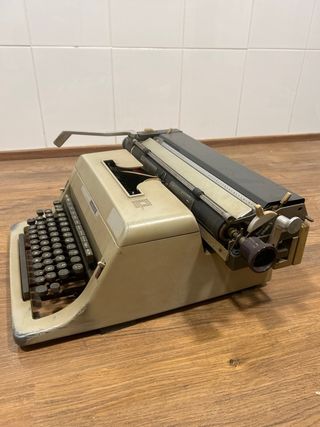 Máquina de escribir Olivetti Linea 90