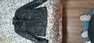 Chaqueta de piel negra