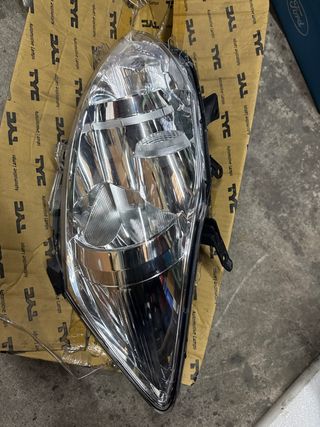 Faro delantero Toyota TY3524904