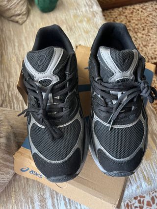 Zapatillas Negras y Grises