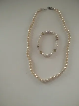 Collar y pulsera de perlas