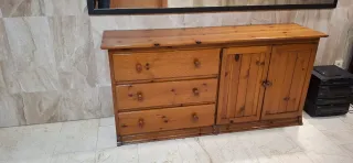 Mueble de madera marrón