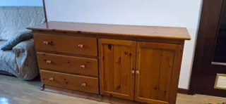 Mueble de madera marrón