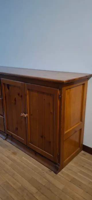 Mueble de madera marrón