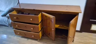 Mueble de madera marrón