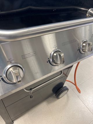 Barbacoa de gas negra y plateada