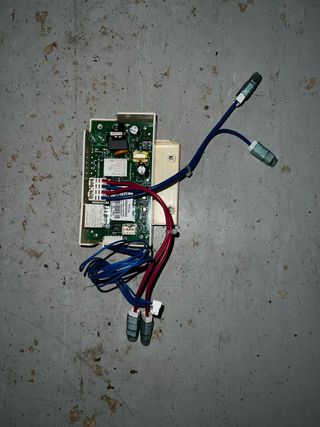 Placa electrónica con cables