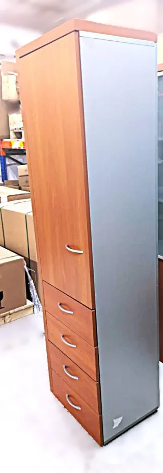 Armario alto de madera con cajones