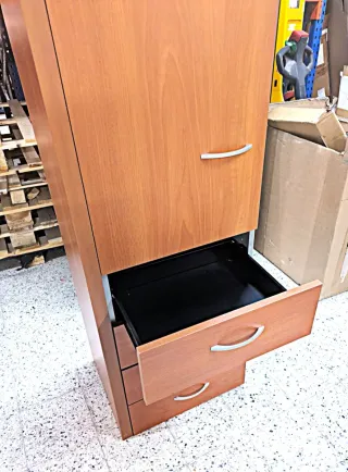 Armario alto de madera con cajones