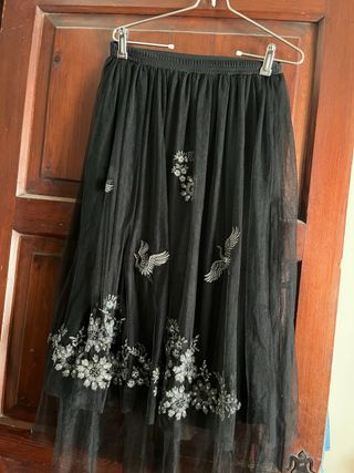 Falda tul negra con bordados plateados