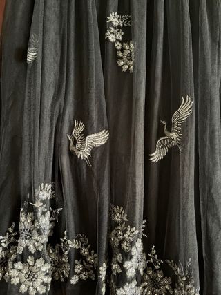 Falda tul negra con bordados plateados