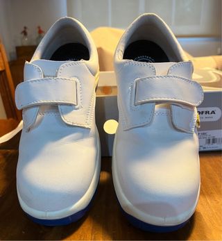 Zapatos de trabajo blancos.COFRA Born to Work