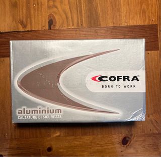 Zapatos de trabajo blancos.COFRA Born to Work