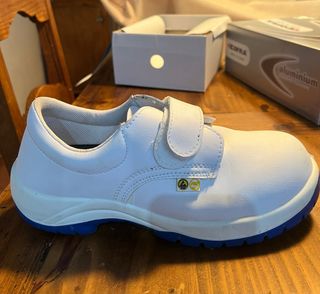 Zapatos de trabajo blancos.COFRA Born to Work