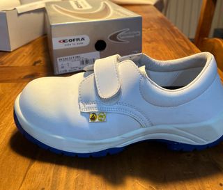 Zapatos de trabajo blancos.COFRA Born to Work