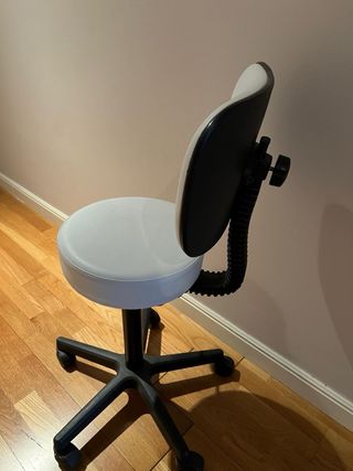 Camilla estética y taburete blanco