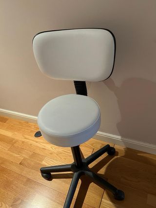 Camilla estética y taburete blanco