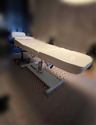 Camilla estética y taburete blanco