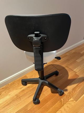 Camilla estética y taburete blanco