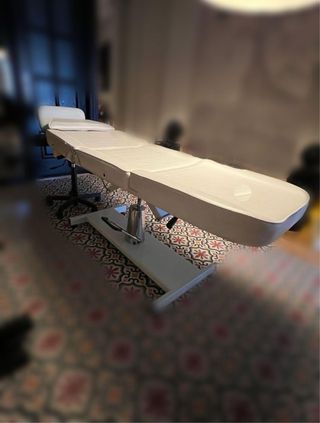 Camilla estética y taburete blanco